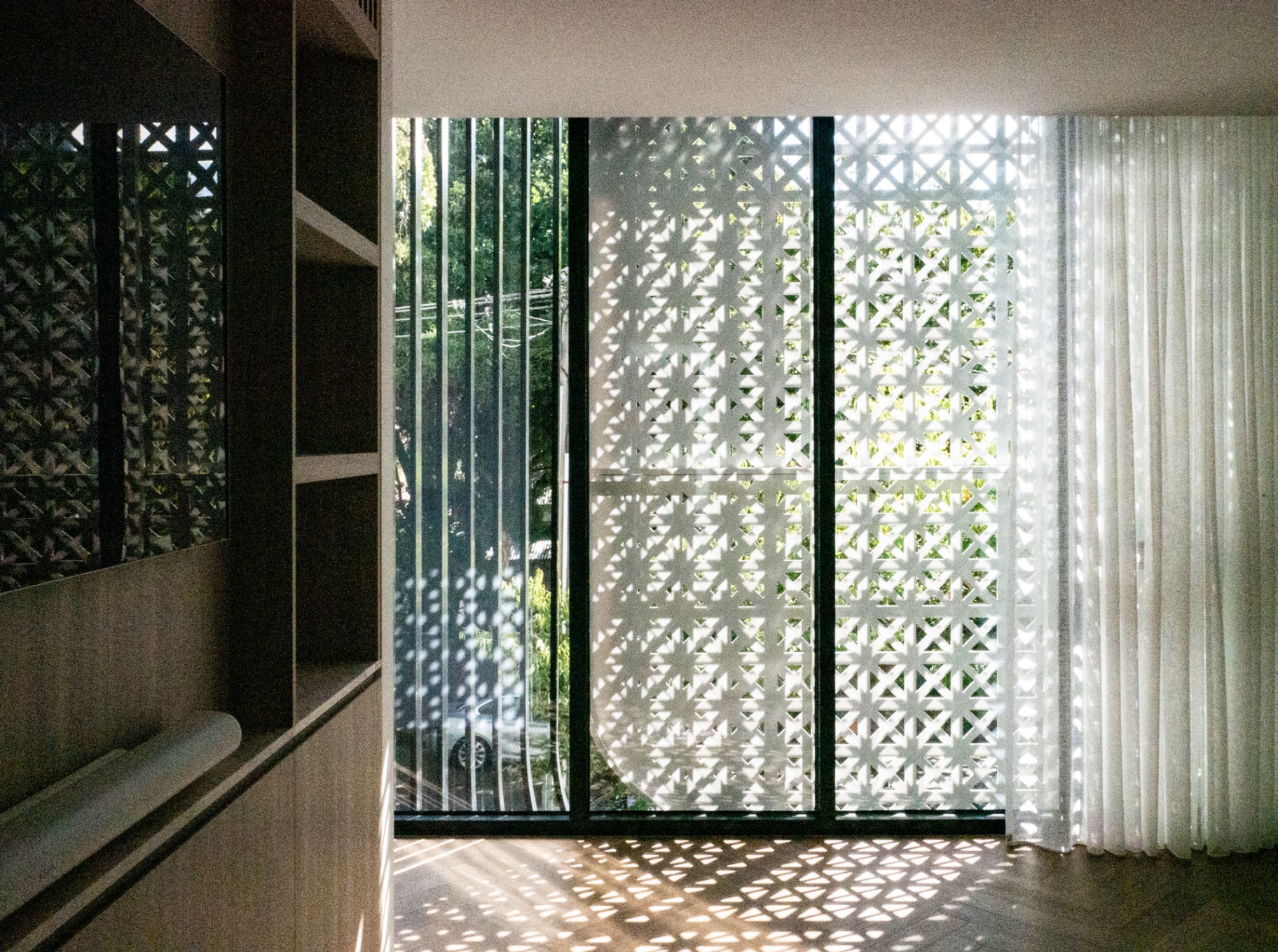 58 Clara Street South Yarra by Mike and Morlly Architects — internal courtyard screen with filtered light 58 Clara Street South Yarra by Mike and Morlly Architects — internal courtyard screen with filtered light